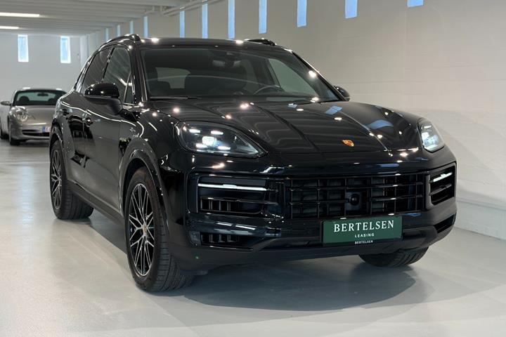 Sort Porsche Cayenne fra 2023 set udefra