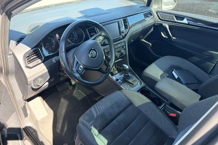 Grå VW Golf Sportsvan fra 2015