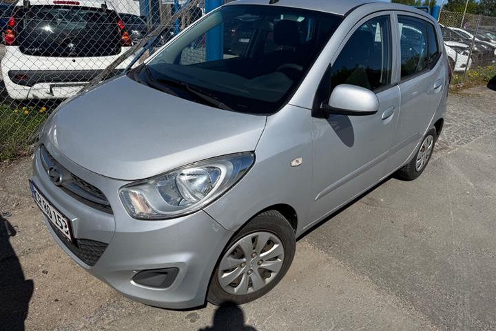 Sølv Hyundai i10 fra 2012 set udefra