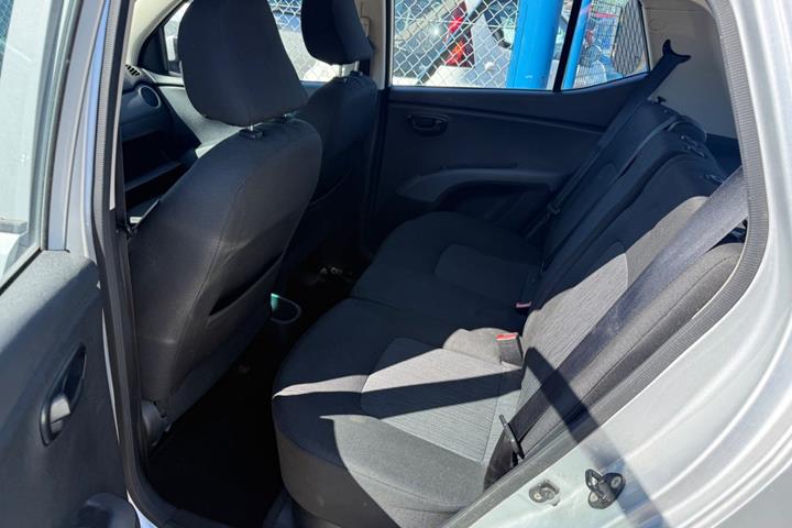 Sølv Hyundai i10 fra 2012