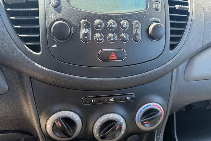 Sølv Hyundai i10 fra 2012