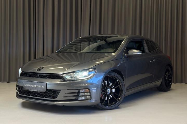 Grå VW Scirocco fra 2015 set udefra