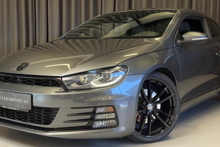 Grå VW Scirocco fra 2015 set udefra