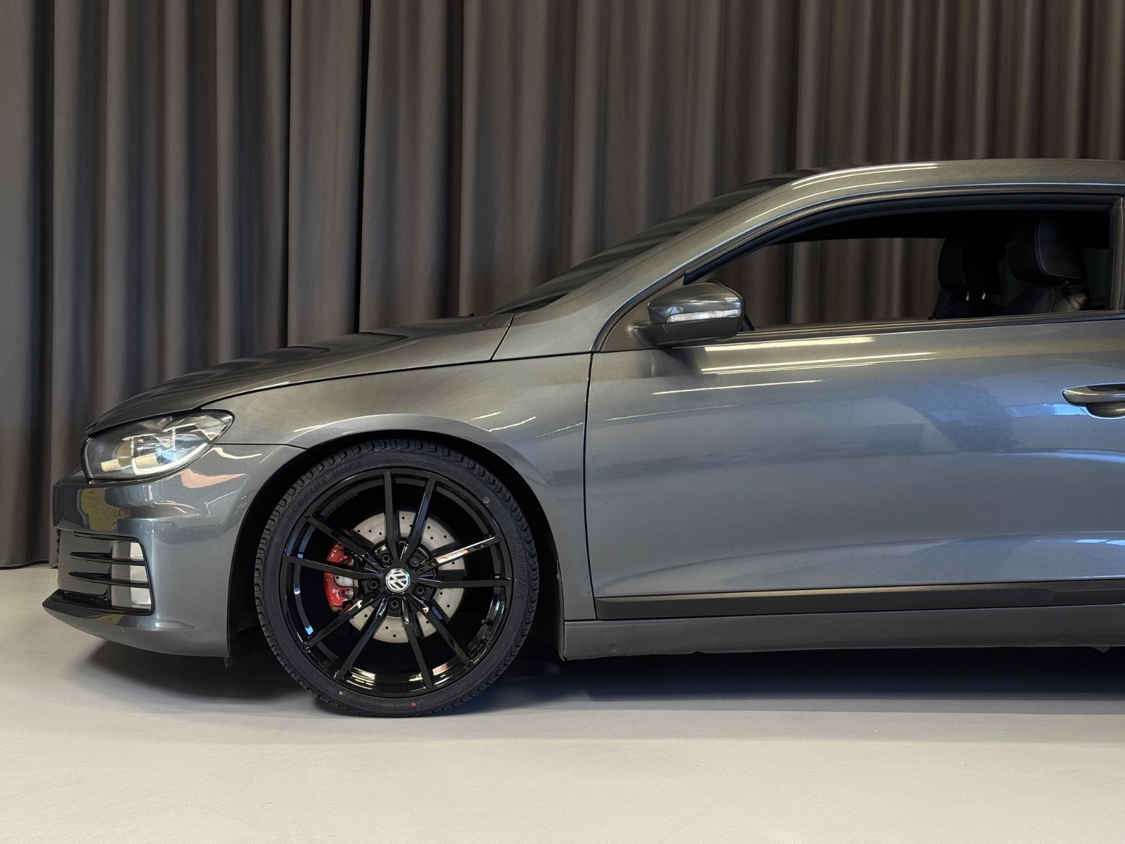 Grå VW Scirocco fra 2015