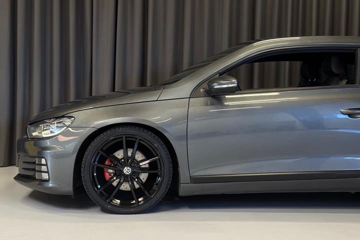 Grå VW Scirocco fra 2015