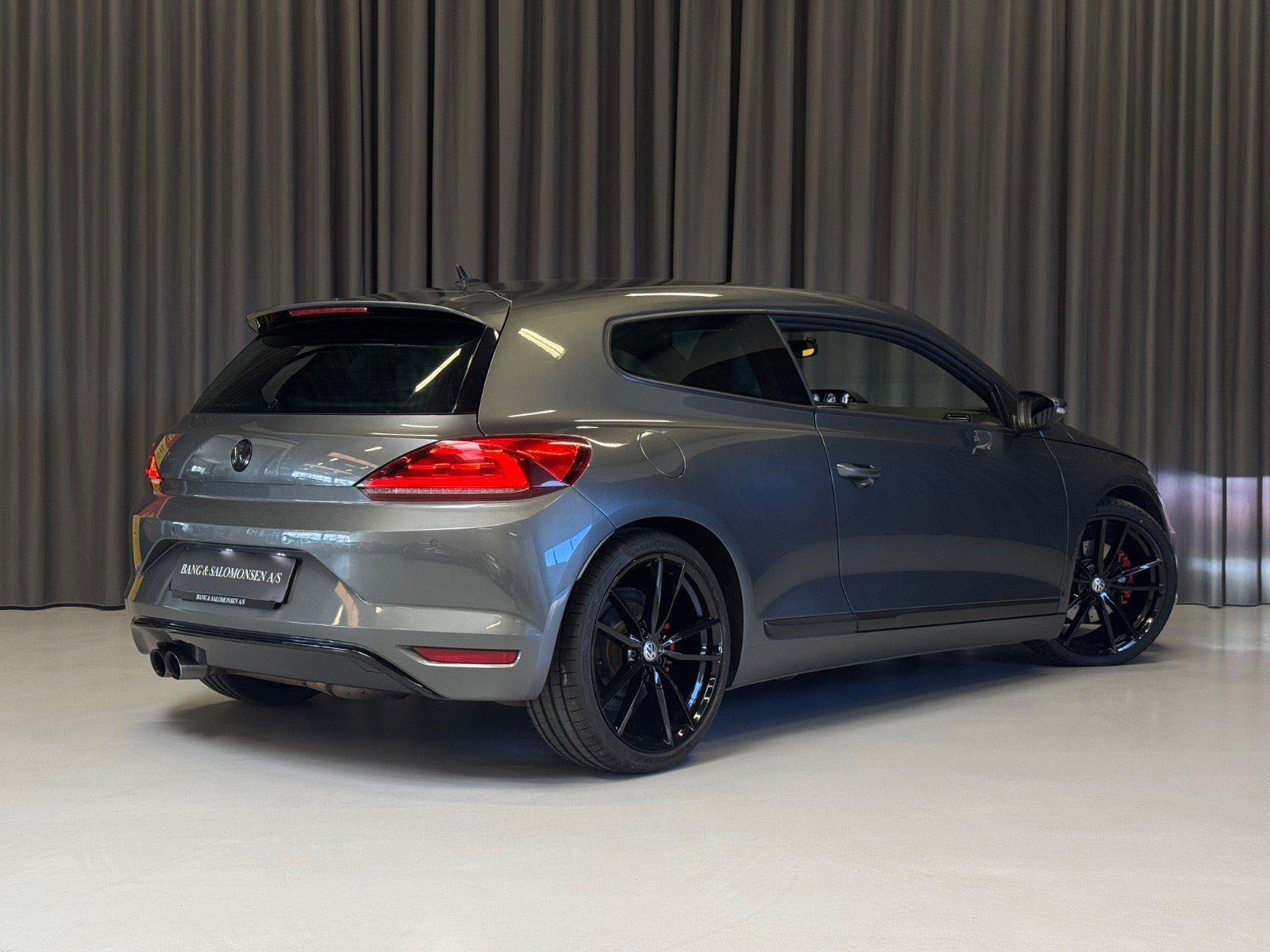 Grå VW Scirocco fra 2015