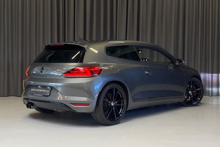 Grå VW Scirocco fra 2015