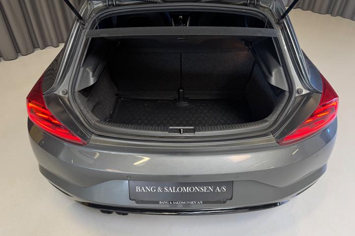 Grå VW Scirocco fra 2015 set udefra