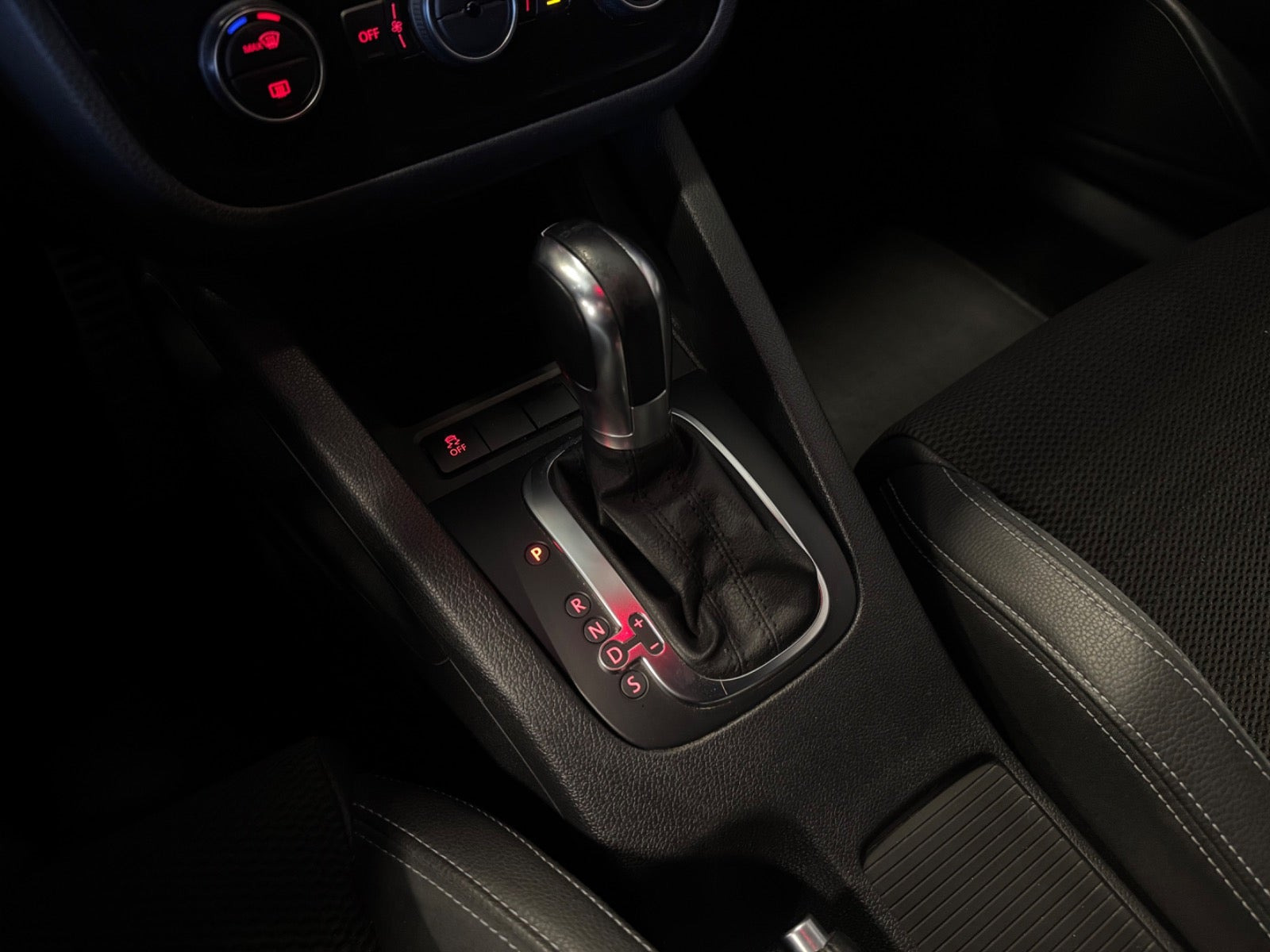 Grå VW Scirocco fra 2015