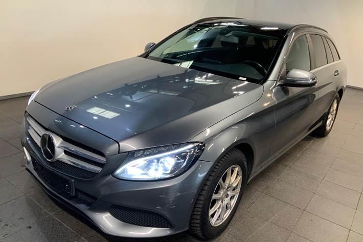 Grå Mercedes C220 d fra 2017 set udefra