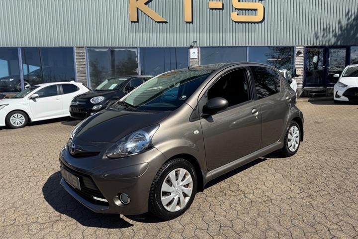 Bronze Toyota Aygo fra 2012 set udefra