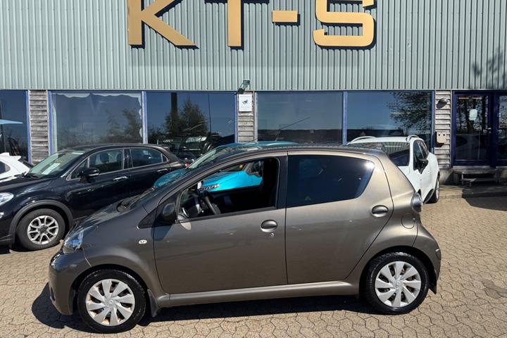 Bronze Toyota Aygo fra 2012