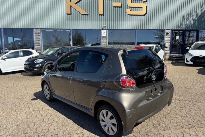 Bronze Toyota Aygo fra 2012