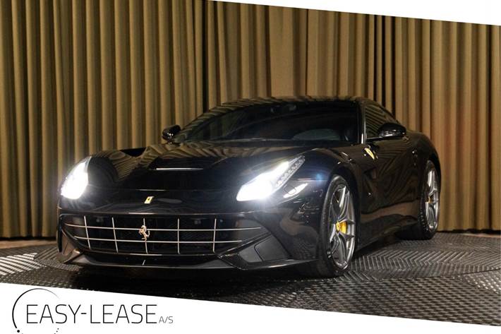Grå Ferrari F12berlinetta fra 2012 set udefra