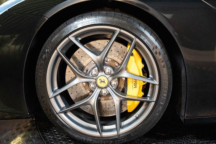 Grå Ferrari F12berlinetta fra 2012 set udefra