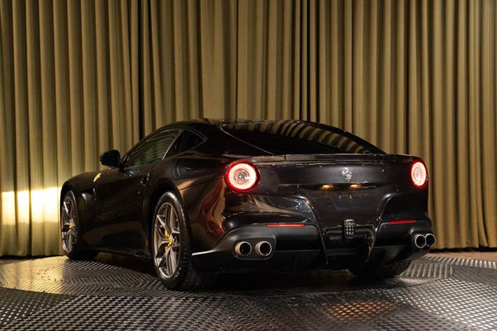 Grå Ferrari F12berlinetta fra 2012 set udefra