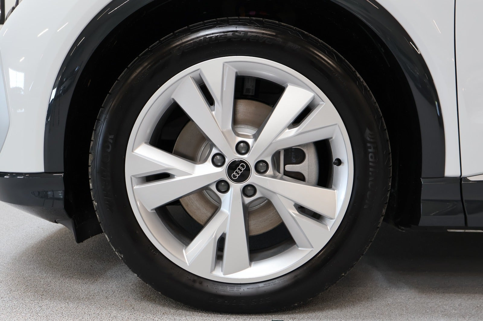 Hvid Audi Q4 e-tron fra 2026
