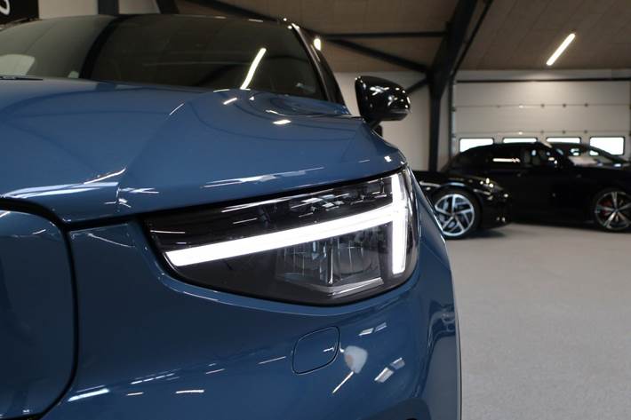 Blå Volvo EX40 fra 2025