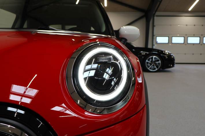 Rød Mini Cooper SE fra 2021