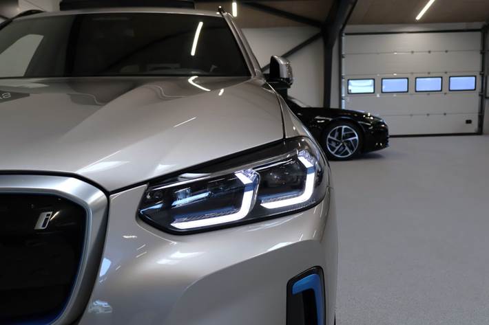 Orange BMW iX3 fra 2023