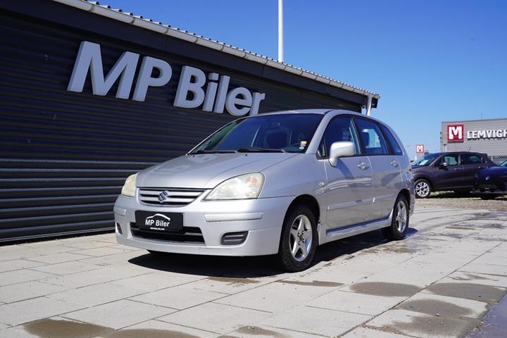 Sølv Suzuki Liana fra 2006 set udefra