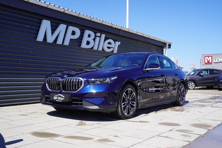 Blå BMW i5 fra 2024
