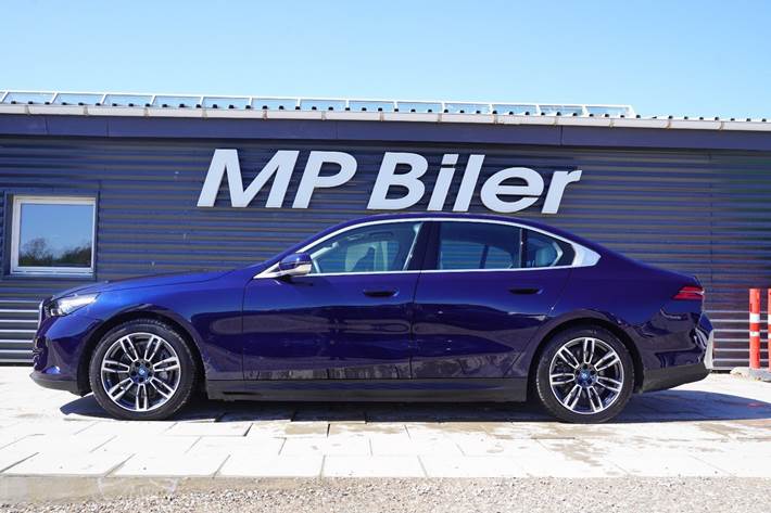 Blå BMW i5 fra 2024