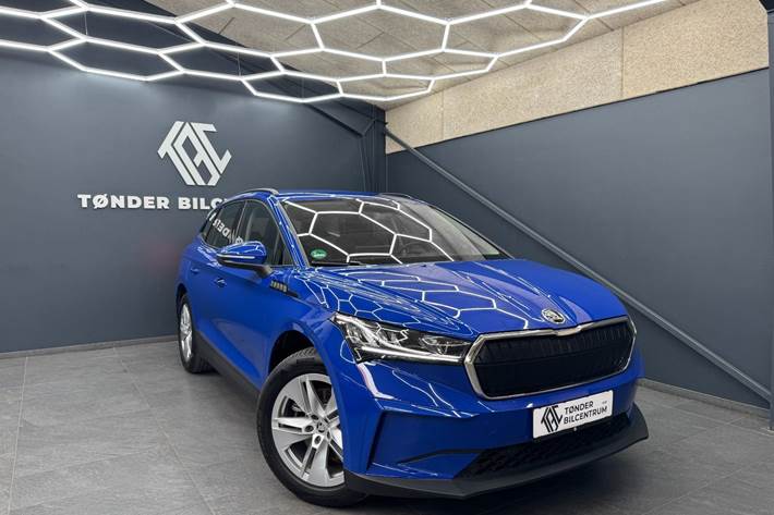 Blå Skoda Enyaq fra 2023 set udefra