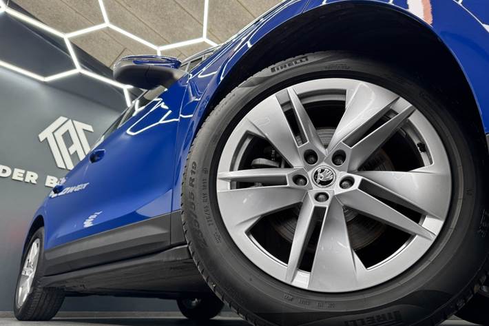 Blå Skoda Enyaq fra 2023