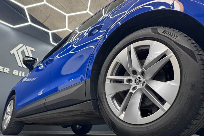 Blå Skoda Enyaq fra 2023