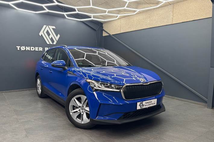 Blå Skoda Enyaq fra 2023 set udefra