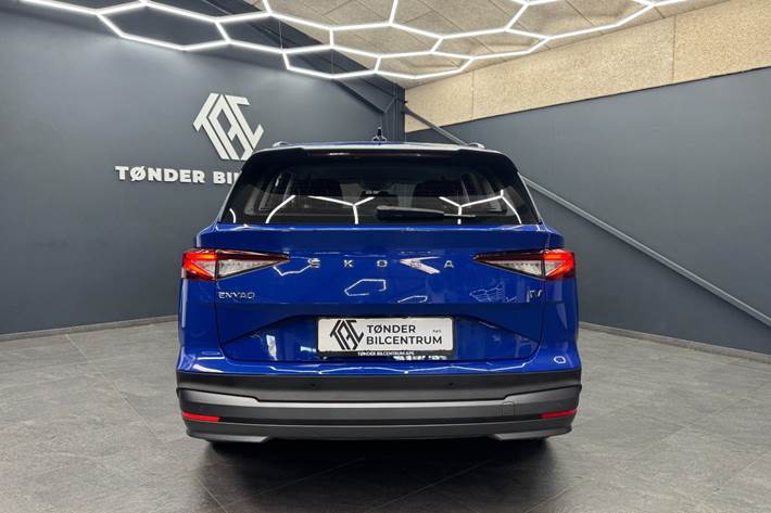 Blå Skoda Enyaq fra 2023
