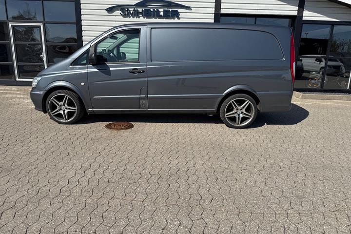 Grå Mercedes Vito 122 fra 2014 set udefra