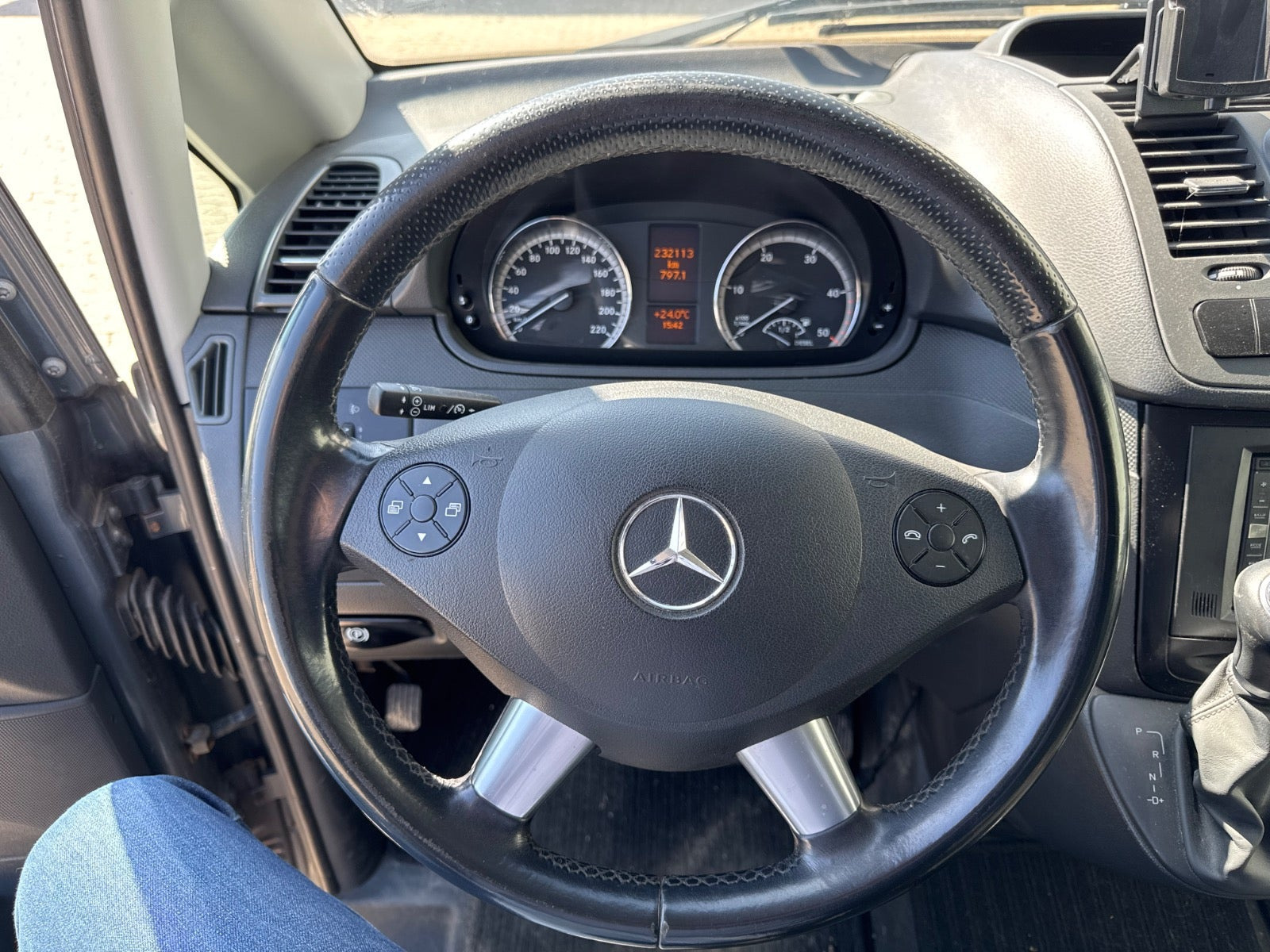Grå Mercedes Vito 122 fra 2014 set indefra