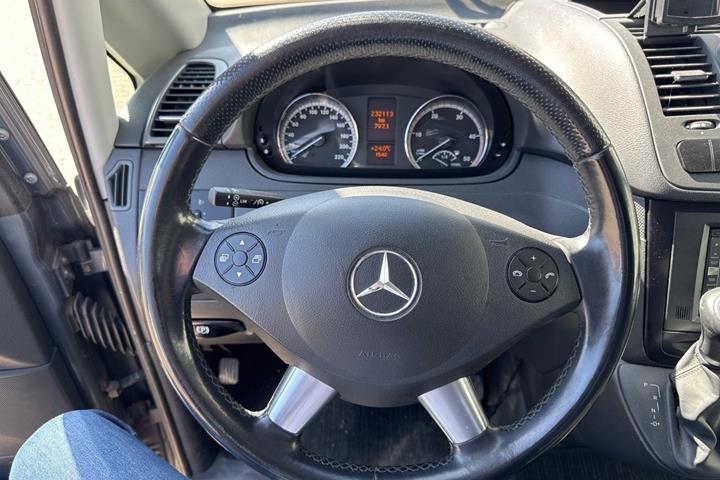 Grå Mercedes Vito 122 fra 2014 set indefra