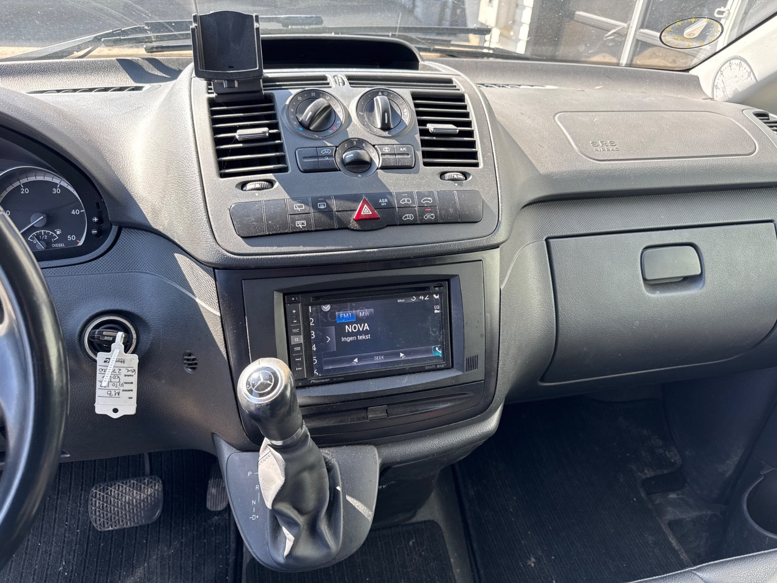Grå Mercedes Vito 122 fra 2014 set indefra