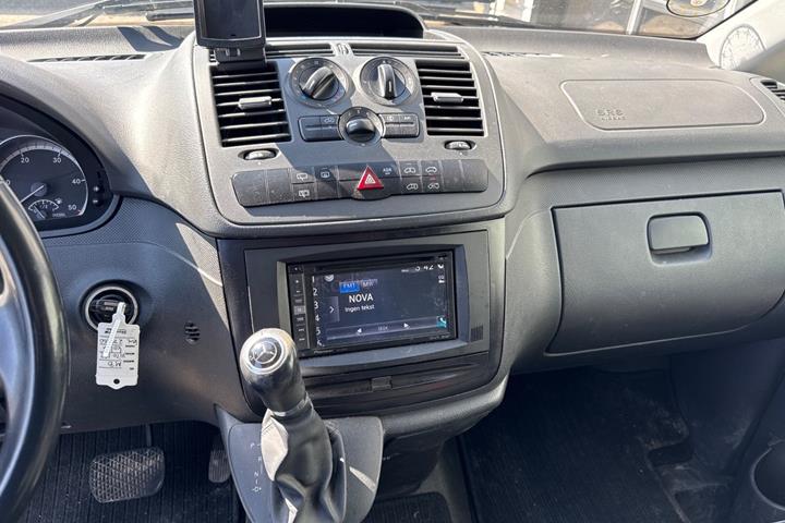 Grå Mercedes Vito 122 fra 2014 set indefra