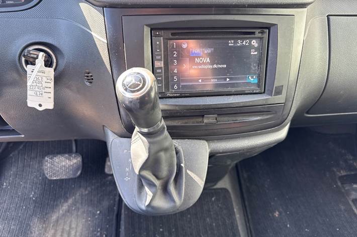 Grå Mercedes Vito 122 fra 2014 set indefra