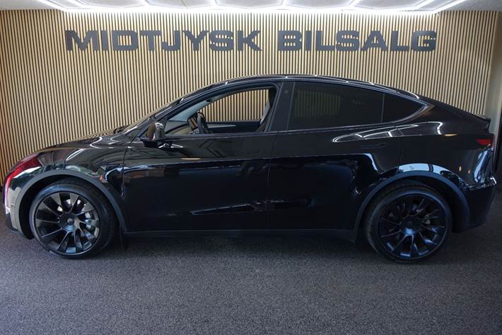 Sort Tesla Model Y fra 2023