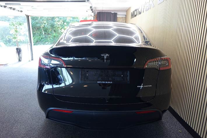 Sort Tesla Model Y fra 2023