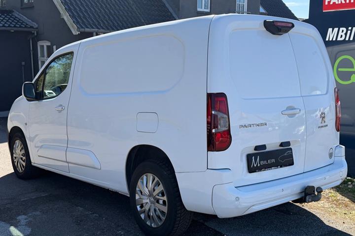 Hvid Peugeot Partner fra 2020