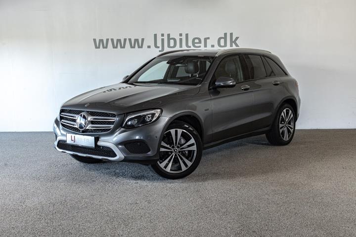 Grå Mercedes GLC350 e fra 2018 set udefra