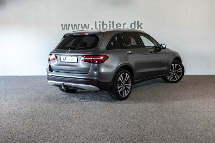 Grå Mercedes GLC350 e fra 2018