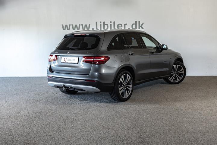 Grå Mercedes GLC350 e fra 2018