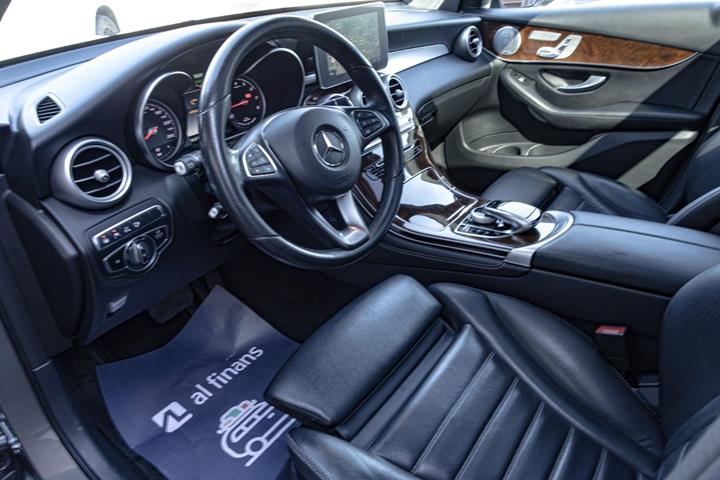 Grå Mercedes GLC350 e fra 2018 set indefra