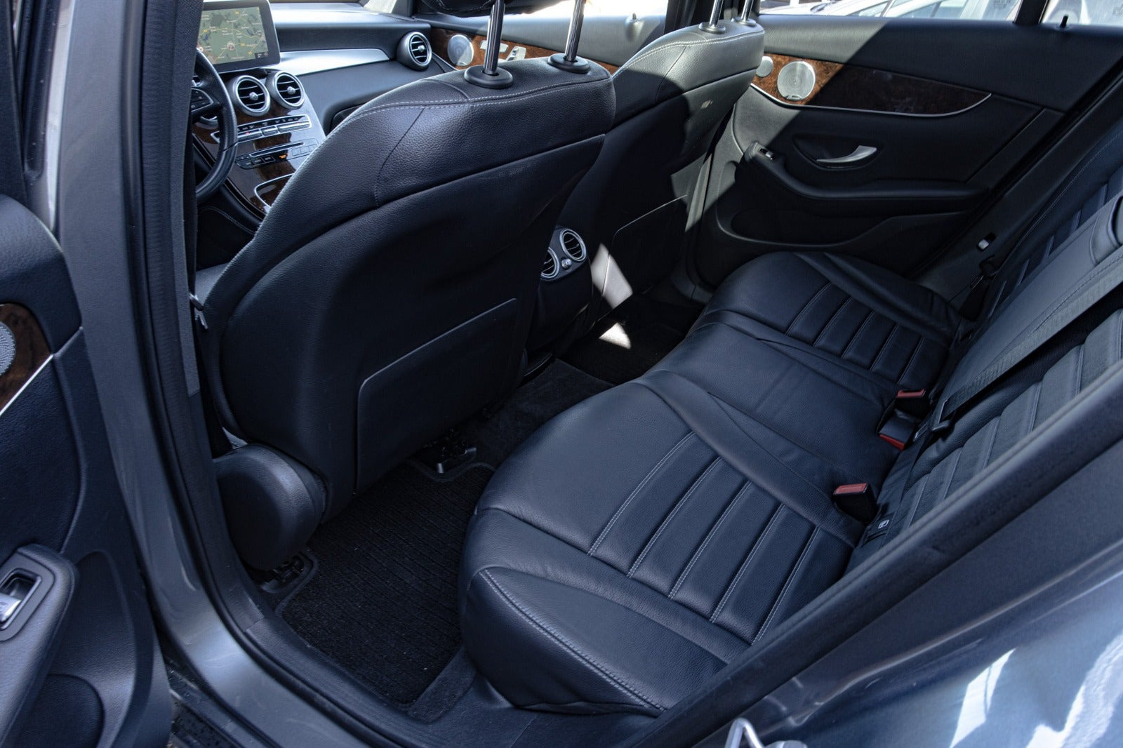 Grå Mercedes GLC350 e fra 2018 set indefra