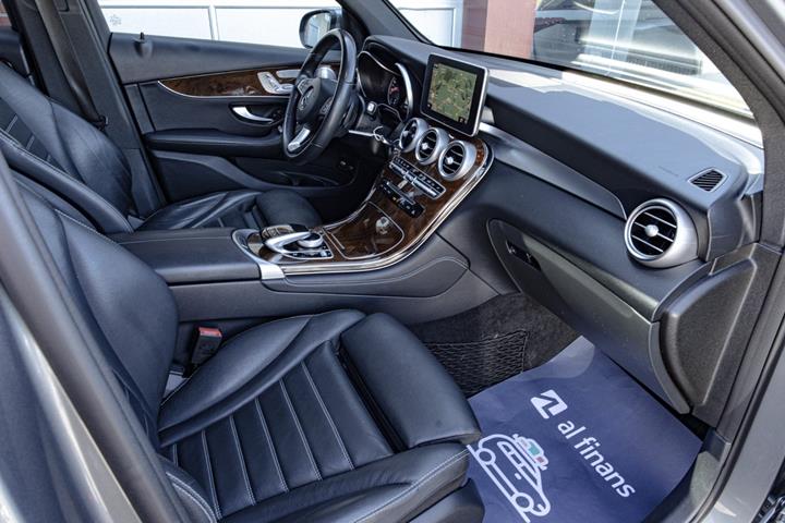 Grå Mercedes GLC350 e fra 2018 set indefra