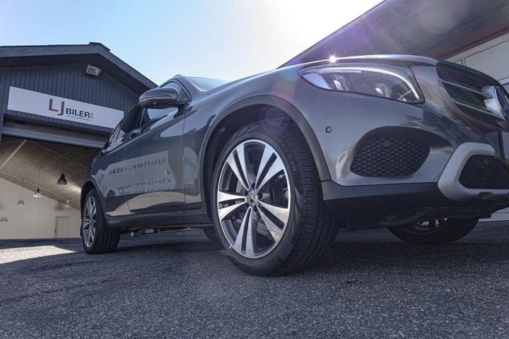 Grå Mercedes GLC350 e fra 2018