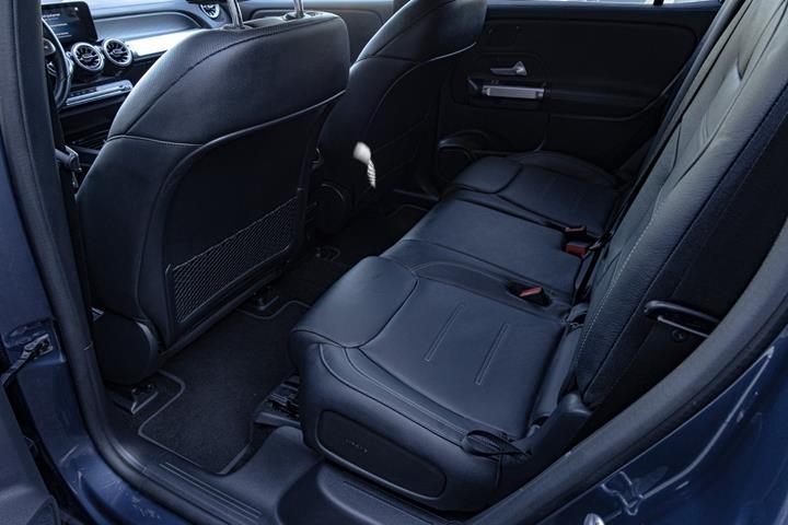 Sort Mercedes EQB300 fra 2022