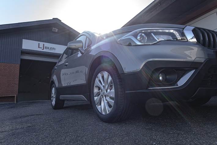 Grå Suzuki S-Cross fra 2016